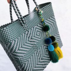 雪降る街のメキシコ雑貨店より。